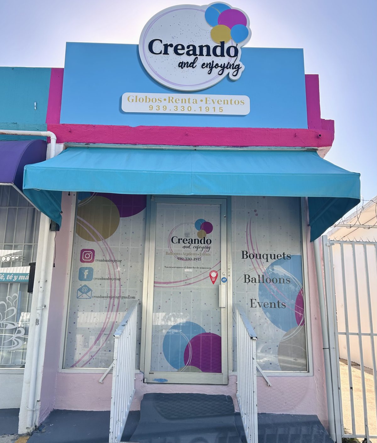 Fachada de la tienda Creando and Enjoying en Bayamón, con toldo azul y vitrinas de globos