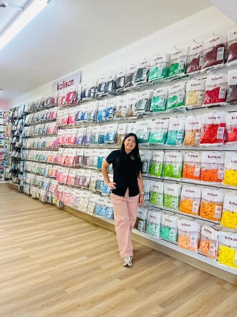 Pared de globos Kalisan de todos los colores en la tienda