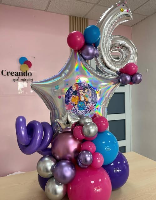 Bouquet de globos fucsia, morado y plata con estrella holográfica y número 6