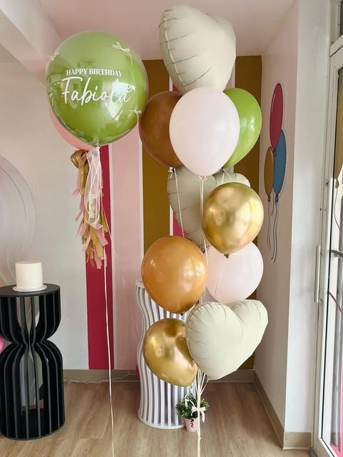 Bouquet de globos crema, dorado y verde con globo personalizado de cumpleaños